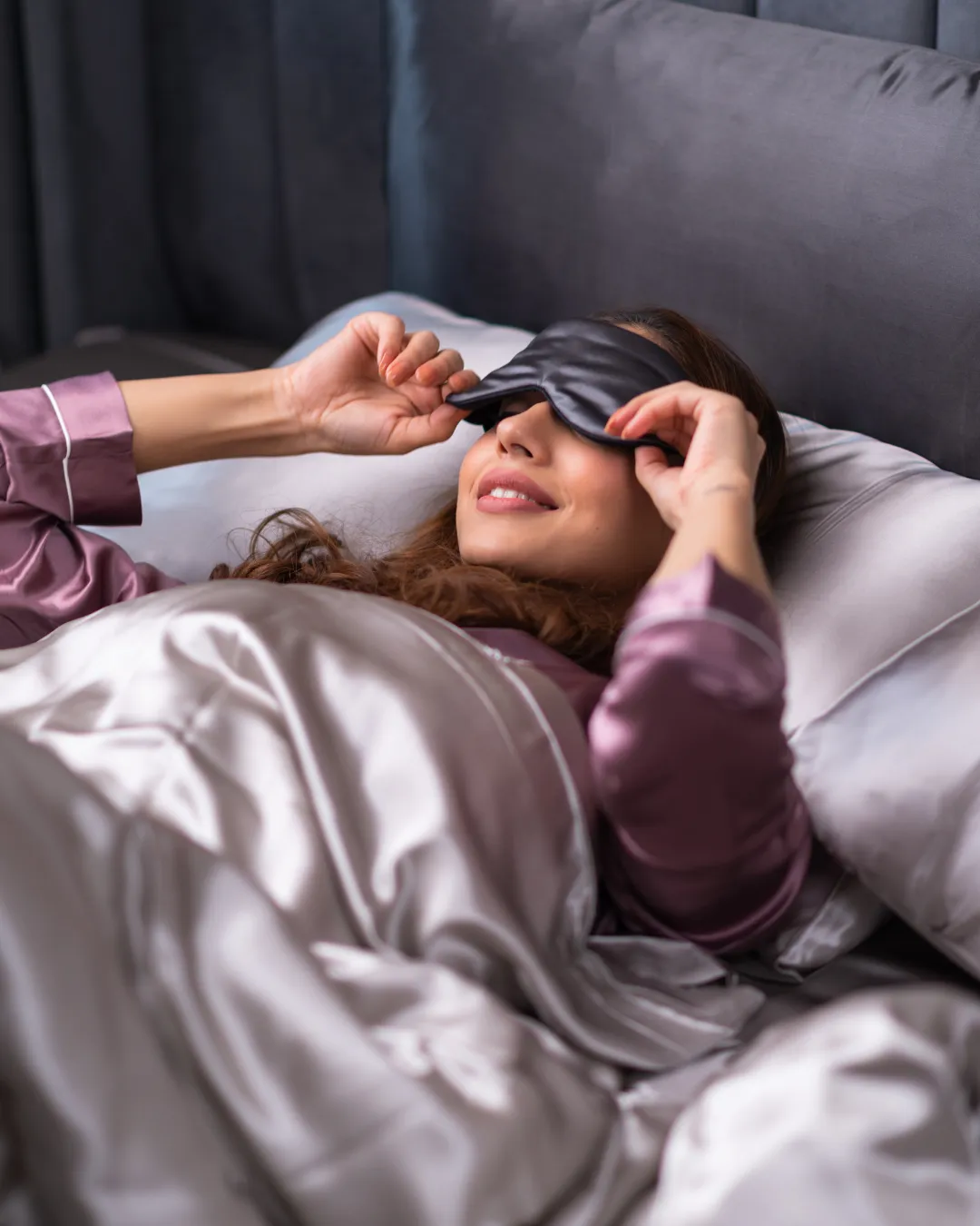 CHAROCOAL GREY EYE MASK